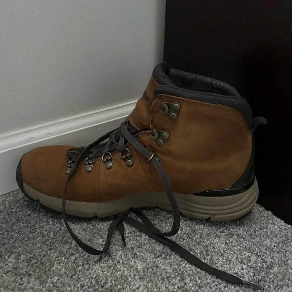 Mountain 600 boots. Only used for a week. Like New condition Cut in half: Danner Mountain 600 Review | RunRepeat main image 3